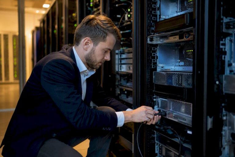 Handen die serverhardware in een datacenter probleemoplossen